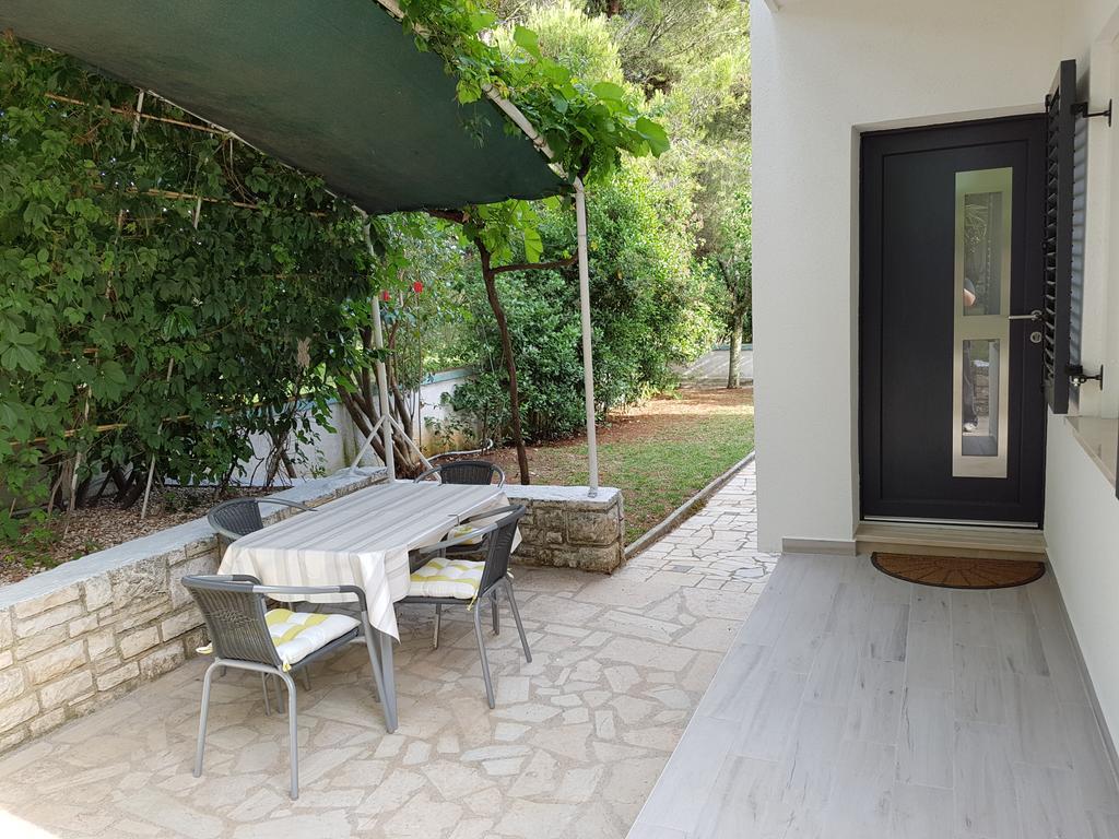 Villa Rosa With Yard And Children'S Playground Tar-Vabriga Exterior photo