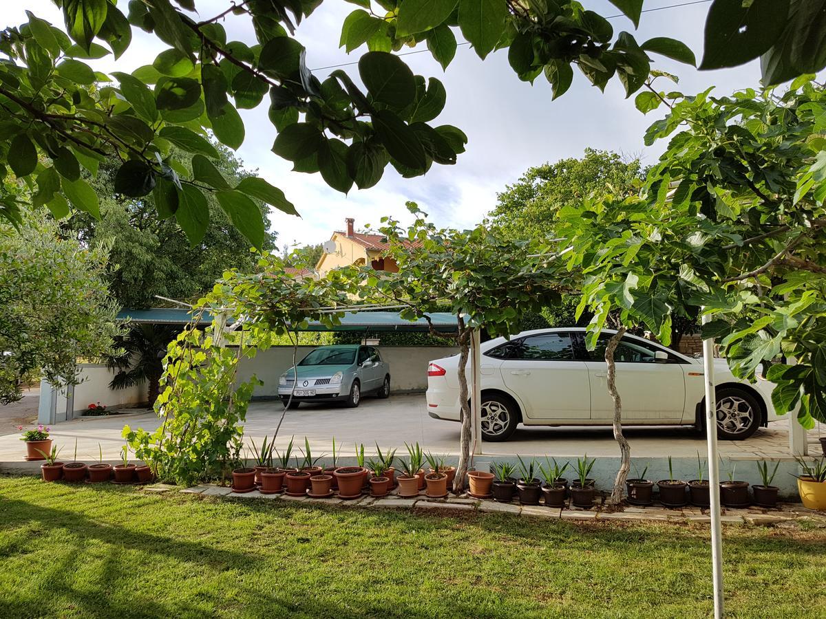 Villa Rosa With Yard And Children'S Playground Tar-Vabriga Exterior photo
